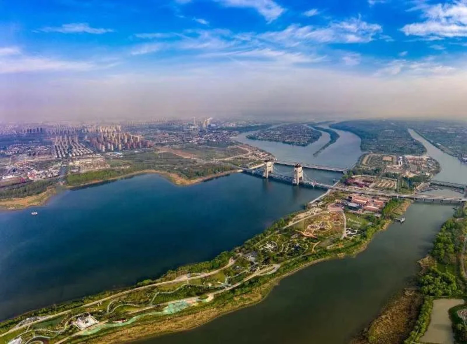 萬(wàn)福橋上俯瞰“七河八島”，水岸綠城互利共生